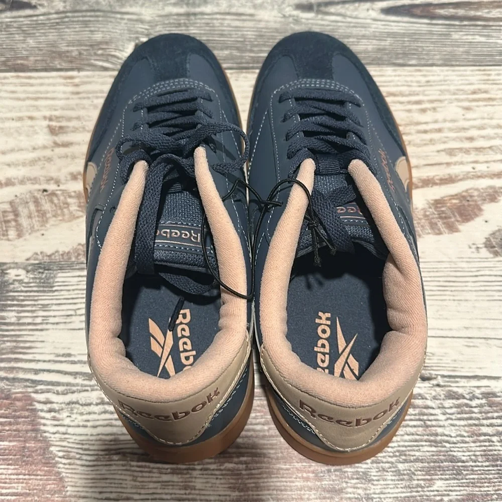 NWB Reebok Forte Lounge women’s Navy and Tan Sneakers SZ WNS 8